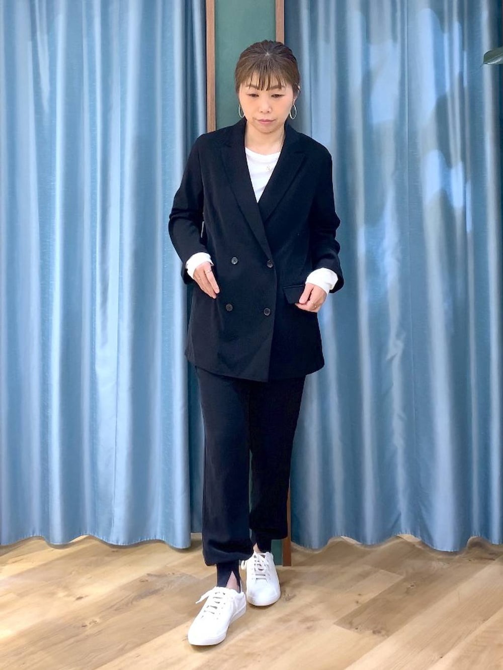 ホワイト系のTシャツ/カットソー、ブラック系のテーラードジャケット、ブラック系のその他パンツを着用したレディースの冬コーディネートの3枚目の写真