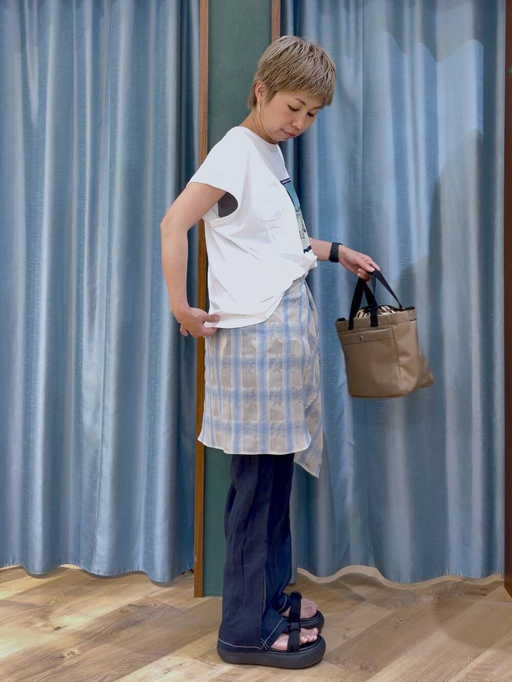 ホワイト系のTシャツ/カットソー、ブルー系のその他パンツ、ベージュ系のショルダーバッグを着用したレディースの夏コーディネートの4枚目の写真