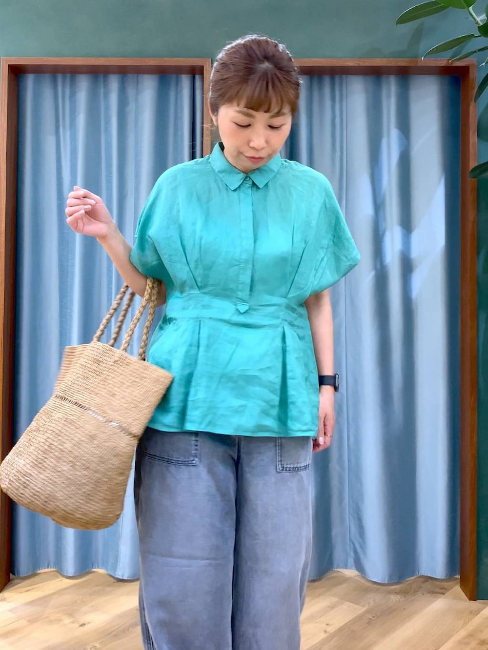 ブルー系のデニムパンツ、グリーン系のシャツ/ブラウス、グレー系のサンダルを着用したレディースの春コーディネートの6枚目の写真