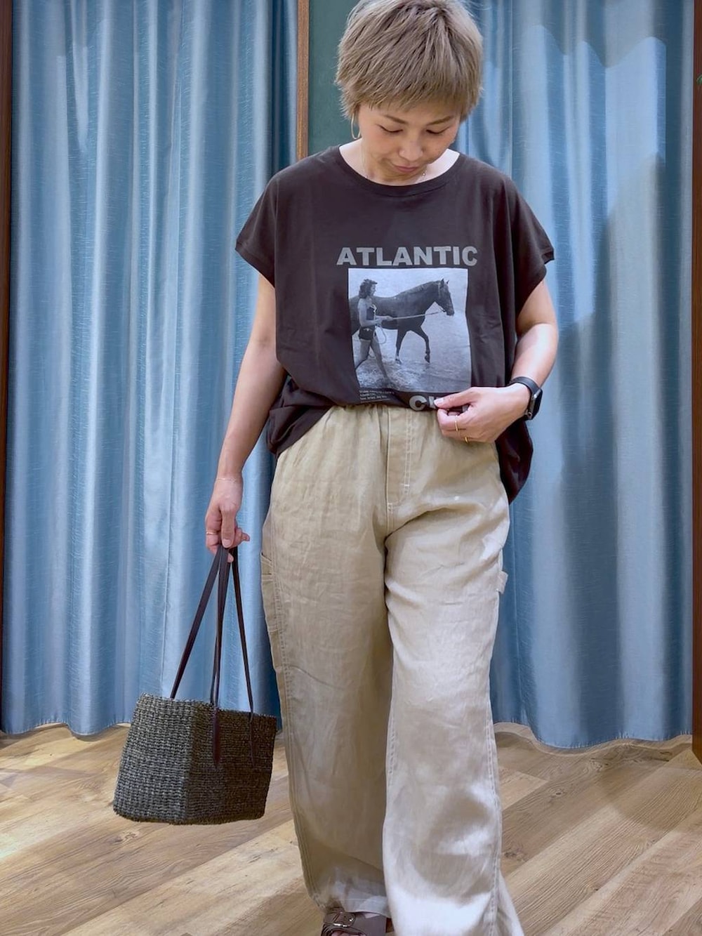 ブラウン系のTシャツ/カットソー、ベージュ系のその他パンツ、ブラウン系のサンダルを着用したレディースの夏コーディネートの7枚目の写真
