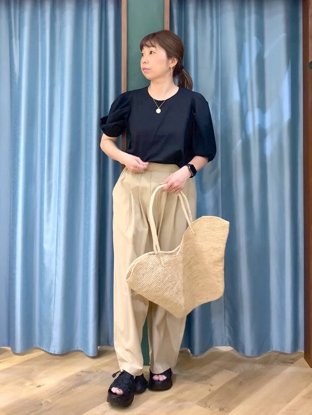 ブラック系のシャツ/ブラウス、ベージュ系のその他パンツ、ブラック系のサンダルを着用したレディースの春コーディネートの3枚目の写真