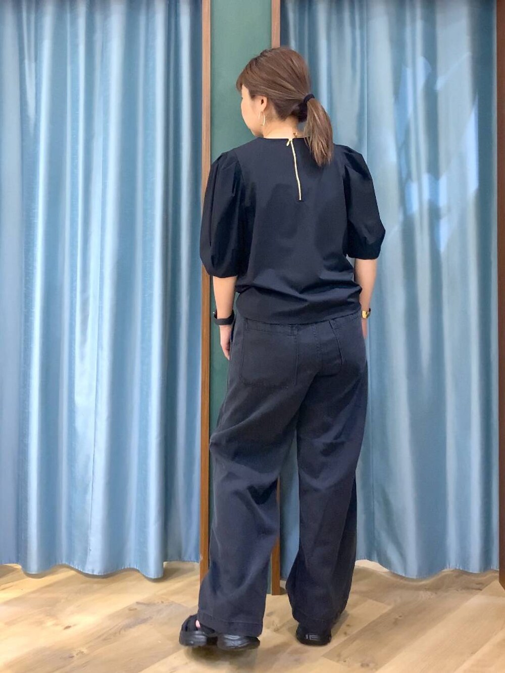 グレー系のデニムパンツ、ブラック系のシャツ/ブラウス、ブラック系のサンダルを着用したレディースの春コーディネートの6枚目の写真