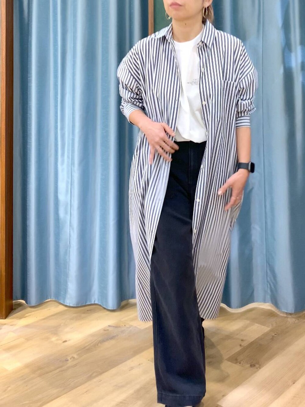ホワイト系のTシャツ/カットソー、ブルー系のワンピース、グレー系のデニムパンツを着用したレディースの春コーディネートの9枚目の写真