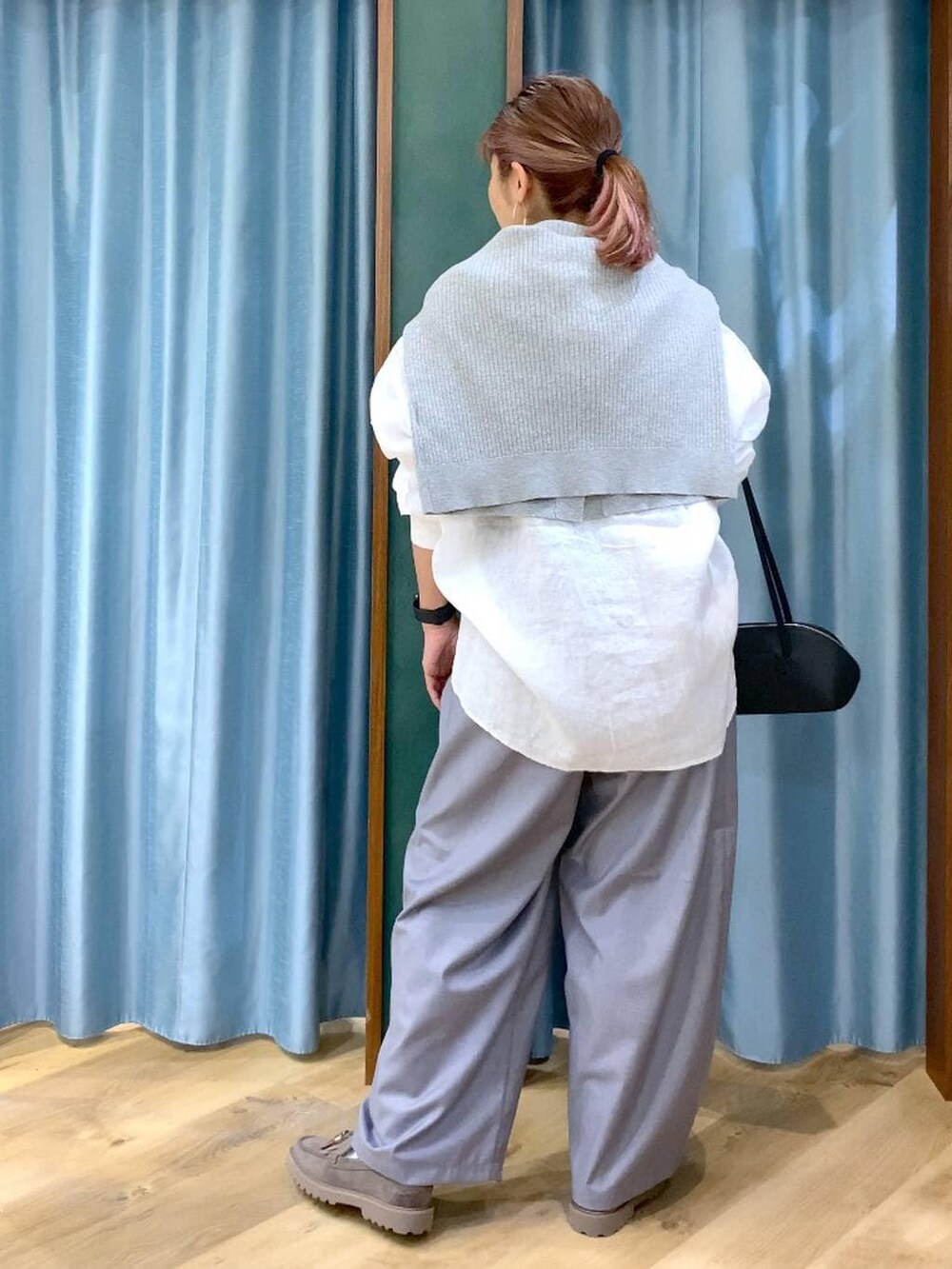 グレー系のローファー、グレー系のカーディガン/ボレロ、グレー系のその他パンツを着用したレディースの春コーディネートの7枚目の写真