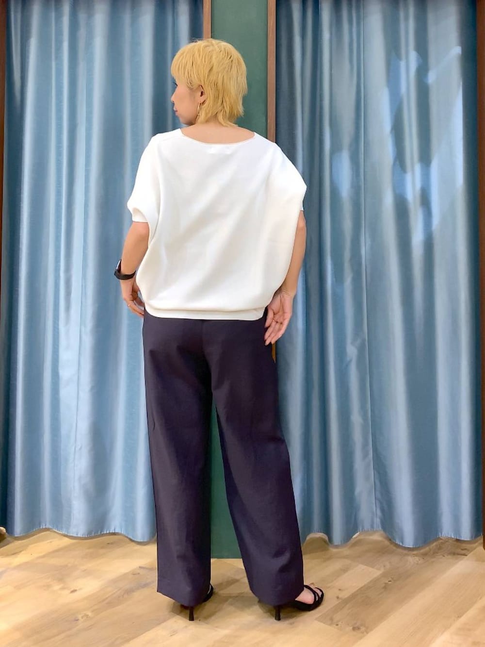 ホワイト系のトートバッグ、ホワイト系のニット/セーター、グレー系のその他パンツを着用したレディースの春コーディネートの6枚目の写真