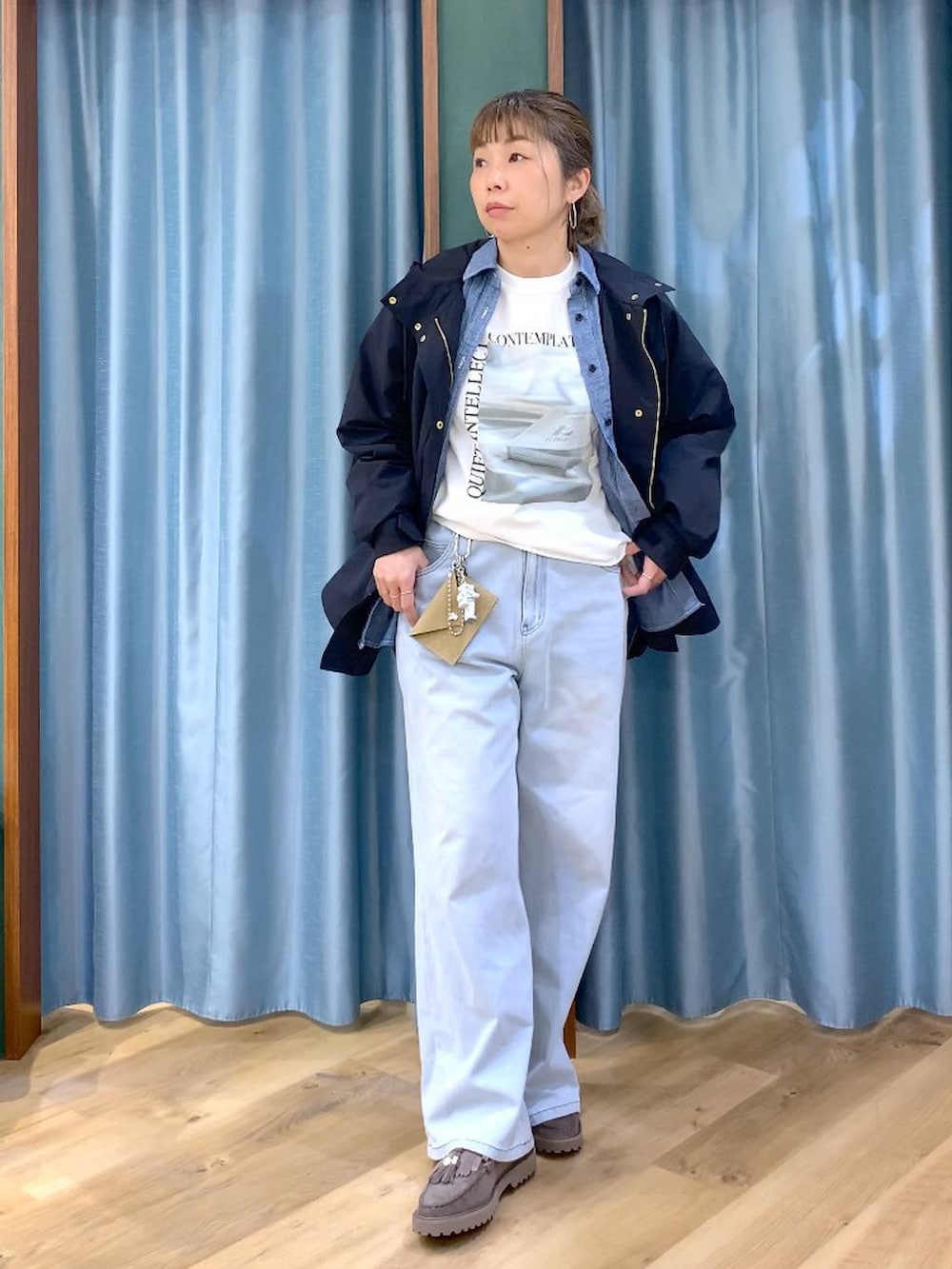 グレー系のローファー、ブルー系のデニムパンツ、ホワイト系のTシャツ/カットソーを着用したレディースの春コーディネートの2枚目の写真