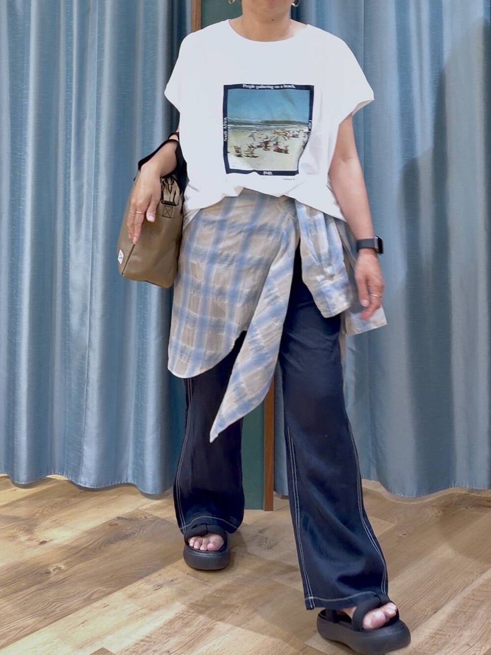 ホワイト系のTシャツ/カットソー、ブルー系のその他パンツ、ベージュ系のショルダーバッグを着用したレディースの夏コーディネートの7枚目の写真