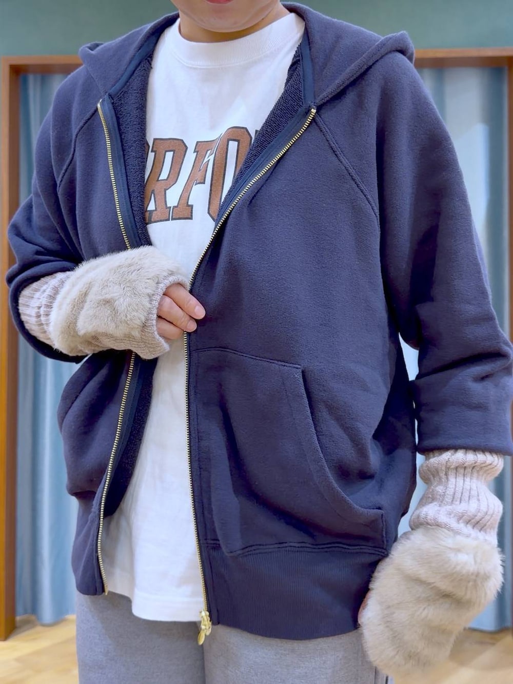 ブラウン系のその他シューズ、ホワイト系のTシャツ/カットソー、グレー系のその他パンツを着用したレディースの秋コーディネートの7枚目の写真