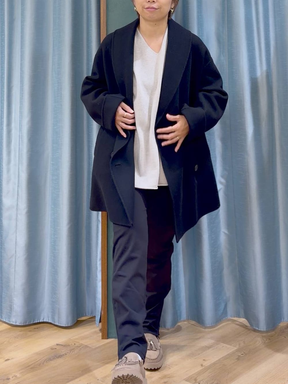 ブラック系のその他パンツ、ベージュ系のローファー、ベージュ系のニット/セーターを着用したレディースの秋コーディネートの8枚目の写真