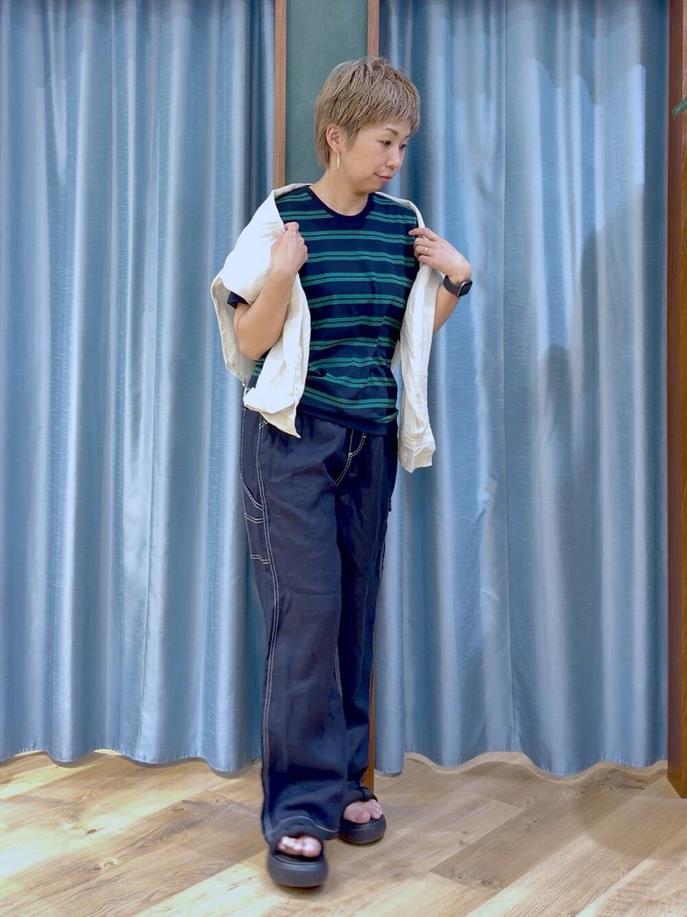 ブルー系のその他パンツ、ベージュ系のシャツ/ブラウス、ブラック系のサンダルを着用したレディースの夏コーディネートの3枚目の写真