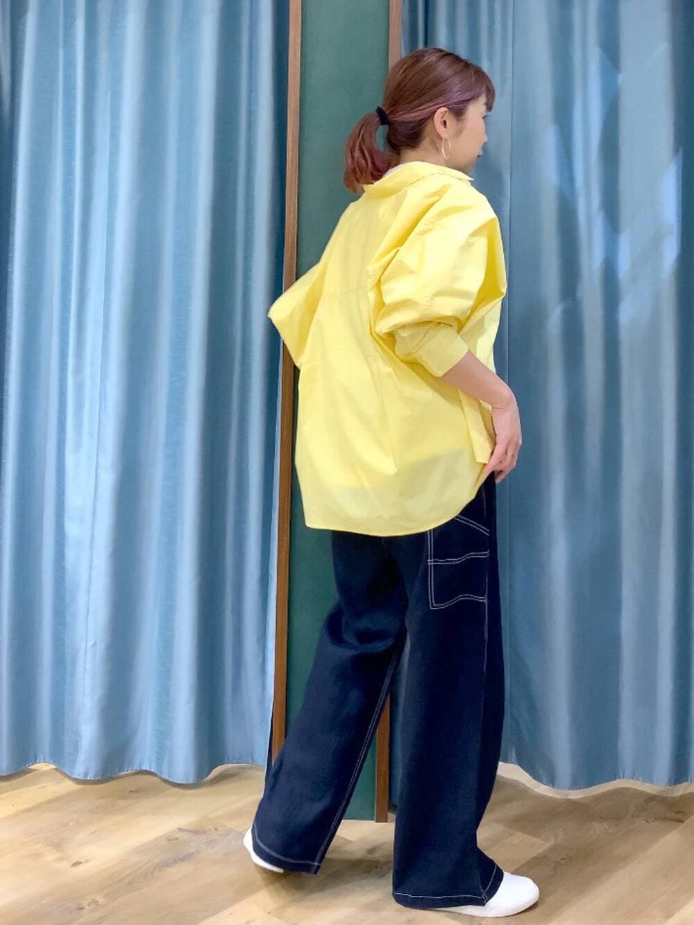 イエロー系のシャツ/ブラウス、ブルー系のその他パンツ、ホワイト系のTシャツ/カットソーを着用したレディースの春コーディネートの5枚目の写真