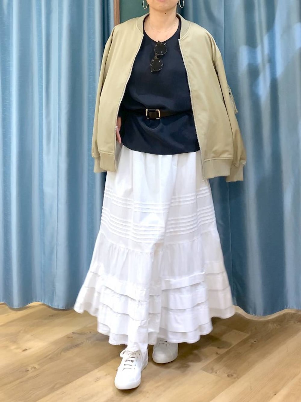 ベージュ系のMA-1、グレー系のシャツ/ブラウス、ホワイト系のスカートを着用したレディースの冬コーディネートの6枚目の写真