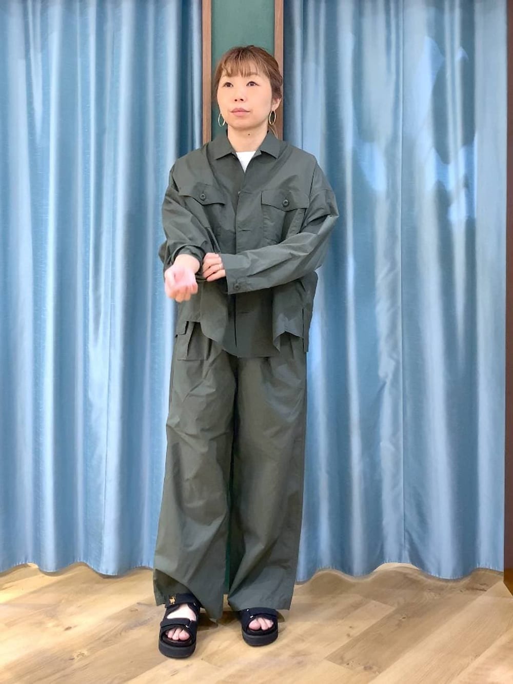 グリーン系のシャツ/ブラウス、ホワイト系のTシャツ/カットソー、グリーン系のその他パンツを着用したレディースの春コーディネートの3枚目の写真