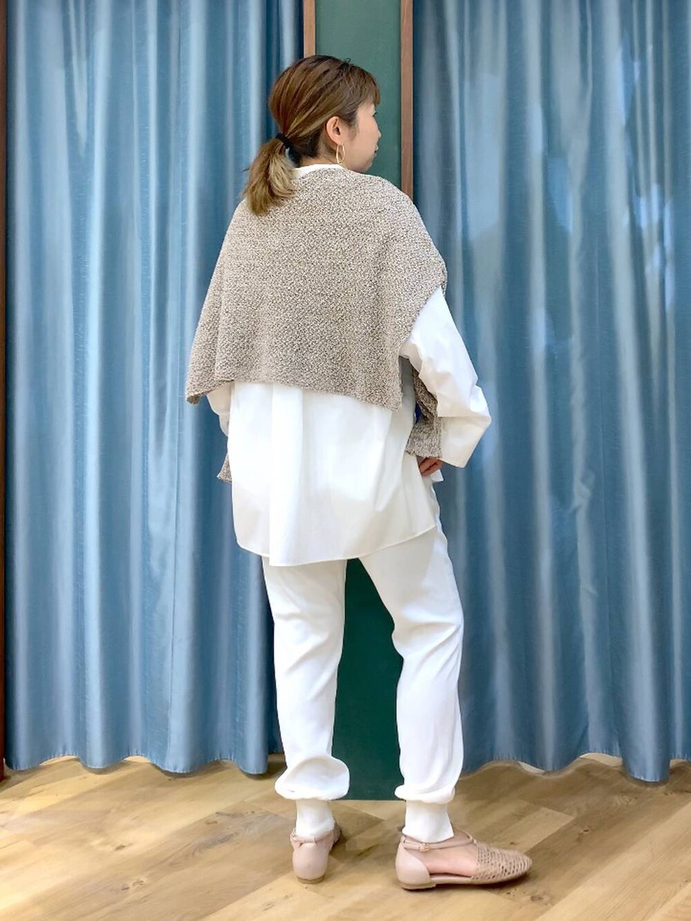 ブラウン系のカーディガン/ボレロ、ホワイト系のシャツ/ブラウス、ホワイト系のその他パンツを着用したレディースの春コーディネートの5枚目の写真