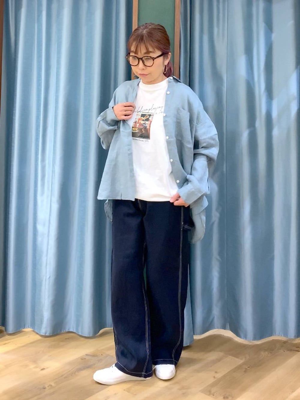 グリーン系のシャツ/ブラウス、ブルー系のその他パンツ、ホワイト系のTシャツ/カットソーを着用したレディースの春コーディネートの3枚目の写真