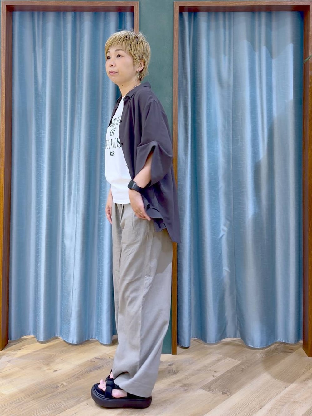 グレー系のシャツ/ブラウス、ホワイト系のTシャツ/カットソー、ブラウン系のその他パンツを着用したレディースの夏コーディネートの4枚目の写真