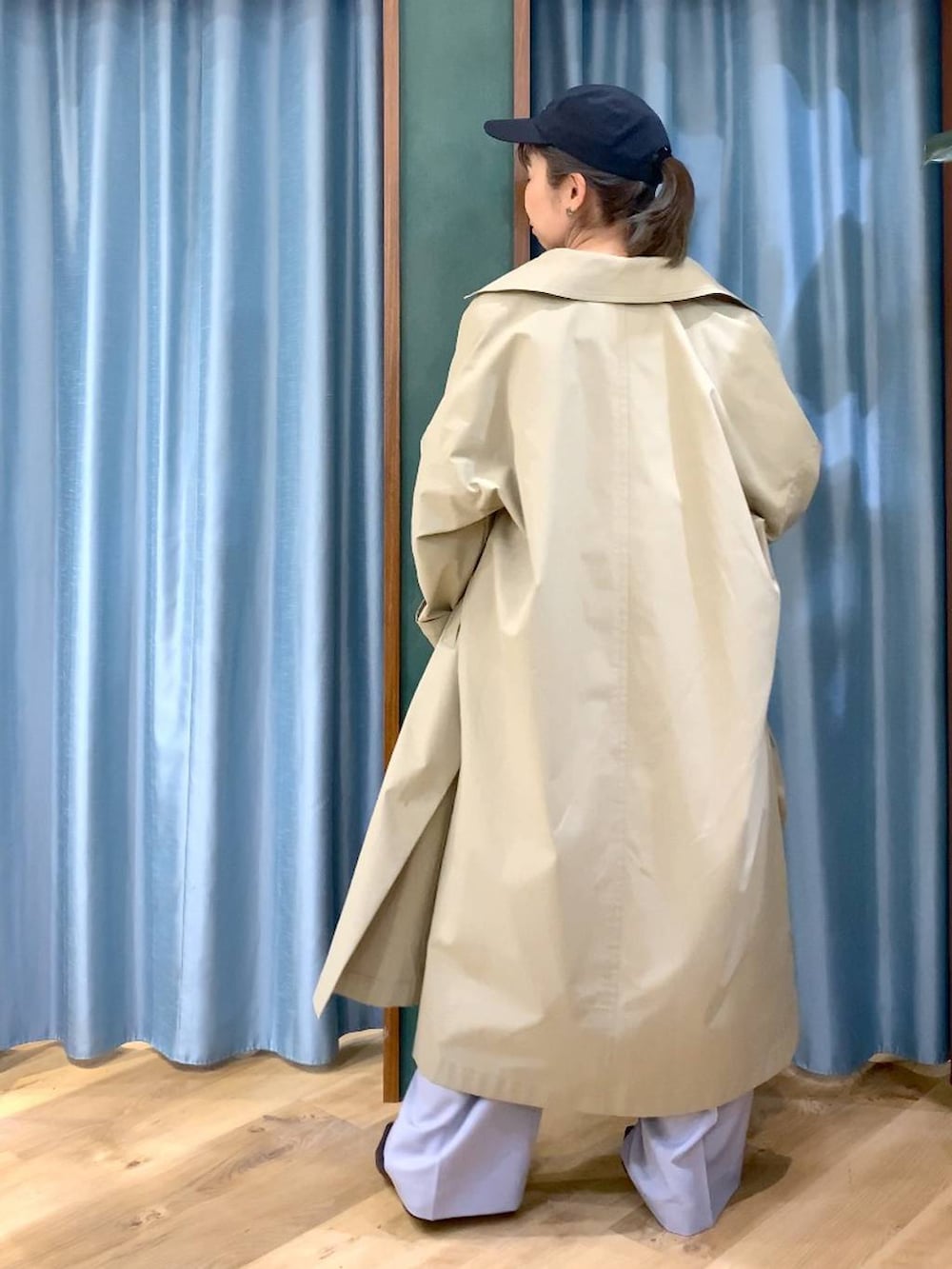 グレー系のTシャツ/カットソー、グレー系のその他パンツ、ベージュ系のステンカラーコートを着用したレディースの冬コーディネートの4枚目の写真