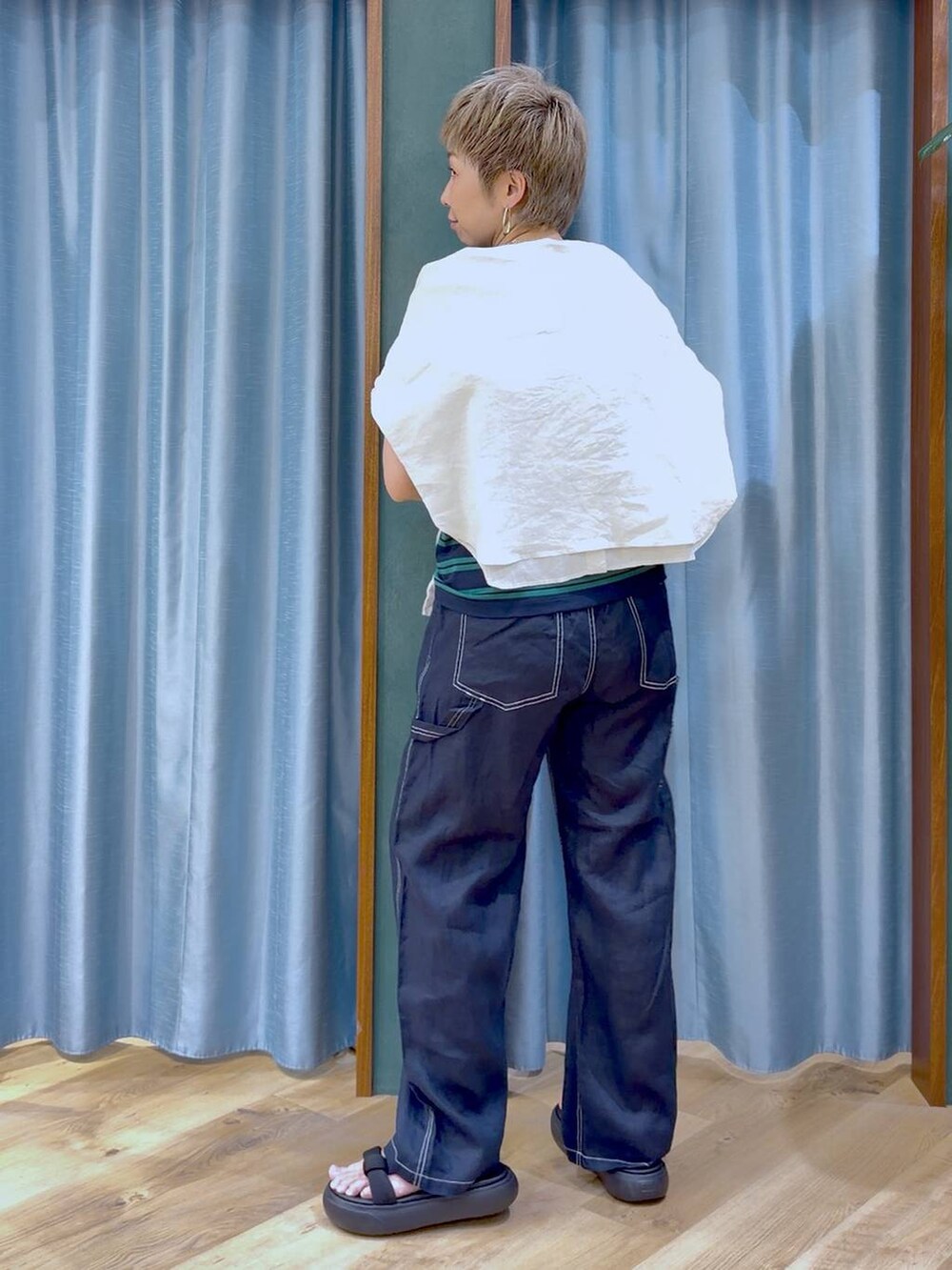 ブルー系のその他パンツ、ベージュ系のシャツ/ブラウス、ブラック系のサンダルを着用したレディースの夏コーディネートの5枚目の写真