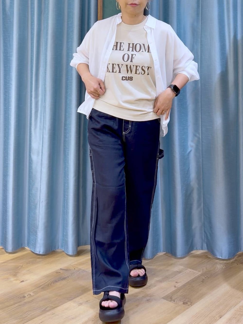 ブルー系のその他パンツ、ベージュ系のTシャツ/カットソー、ホワイト系のシャツ/ブラウスを着用したレディースの夏コーディネートの6枚目の写真