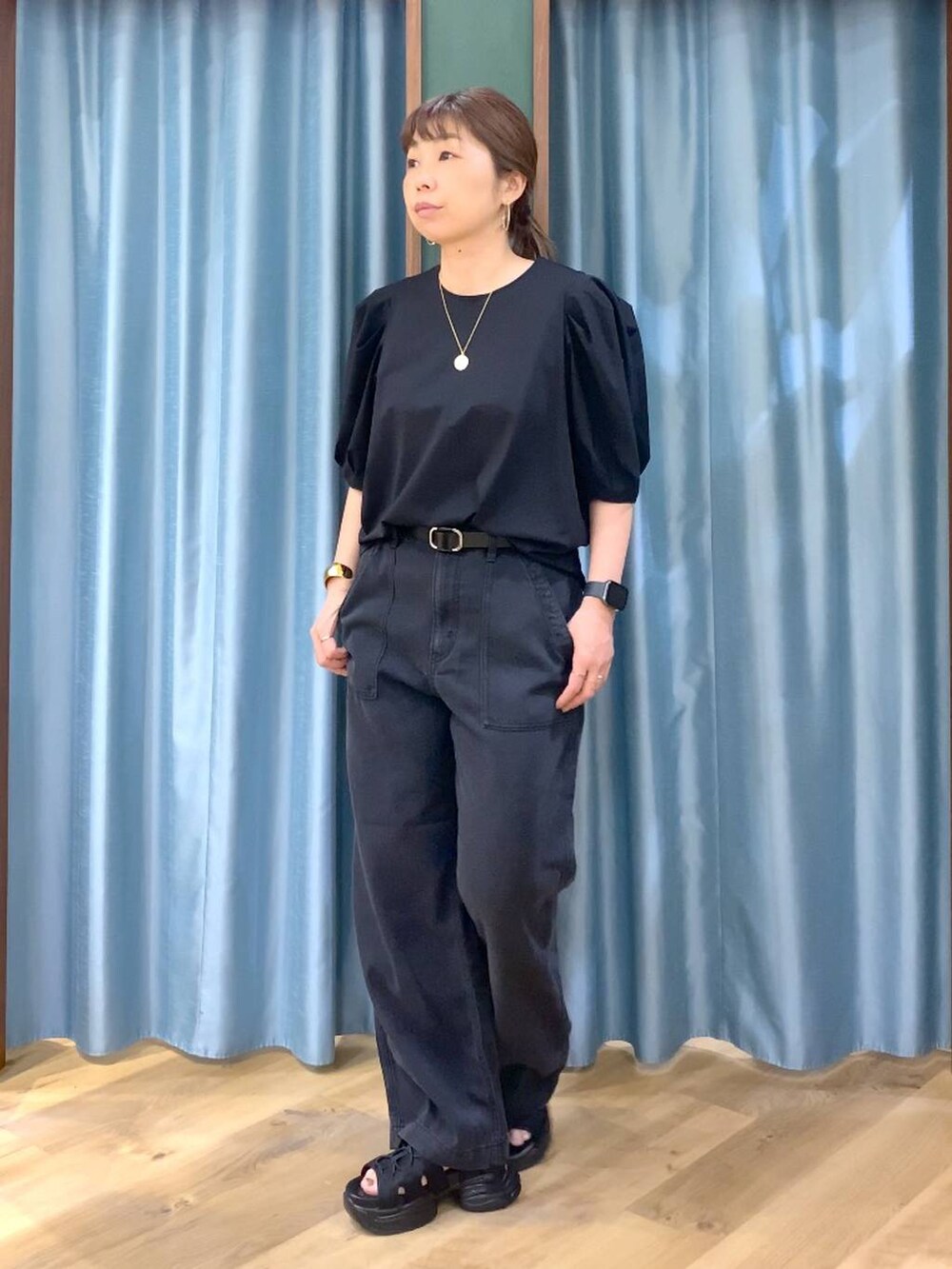 グレー系のデニムパンツ、ブラック系のシャツ/ブラウス、ブラック系のサンダルを着用したレディースの春コーディネートの4枚目の写真