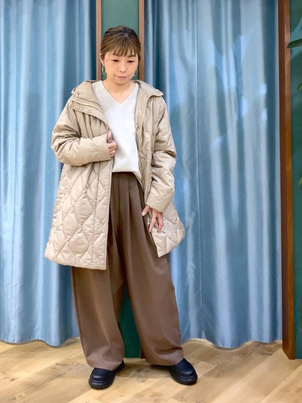 ベージュ系のブルゾン、ベージュ系のニット/セーター、ブラック系のブーツを着用したレディースの冬コーディネートの2枚目の写真