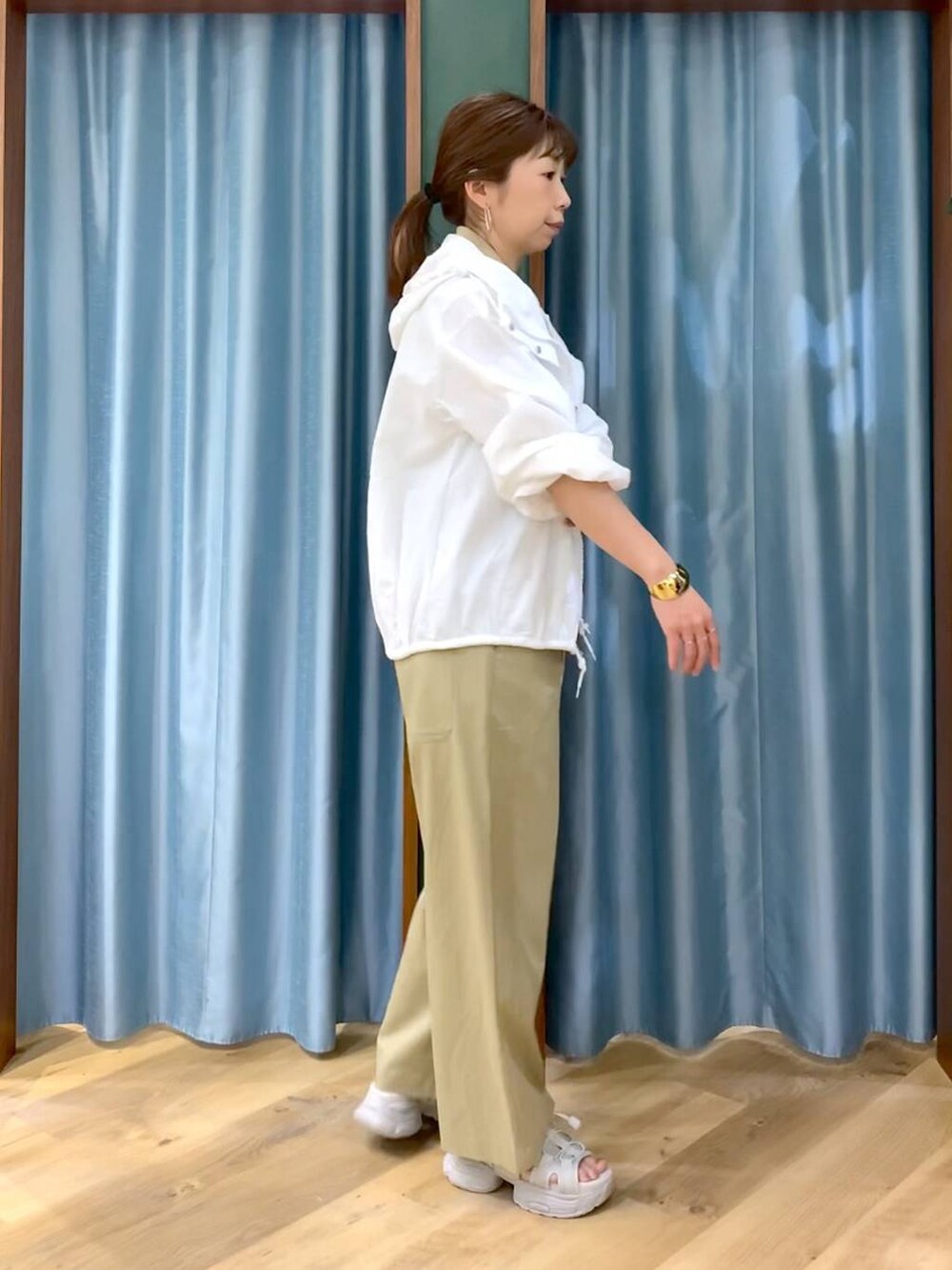 ホワイト系のTシャツ/カットソー、ホワイト系のブルゾン、グレー系のサンダルを着用したレディースの春コーディネートの5枚目の写真
