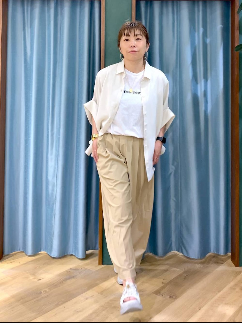 ホワイト系のシャツ/ブラウス、ベージュ系のその他パンツ、ホワイト系のTシャツ/カットソーを着用したレディースの春コーディネートの3枚目の写真