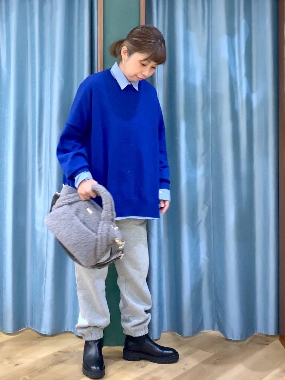 ブラック系のブーツ、ブルー系のシャツ/ブラウス、グレー系のトートバッグを着用したレディースの秋コーディネートの6枚目の写真