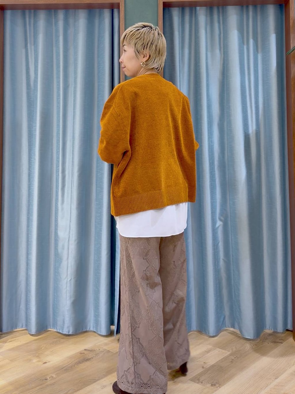 ブラウン系のブーツ、ブラウン系のその他パンツ、イエロー系のニット/セーターを着用したレディースの秋コーディネートの5枚目の写真
