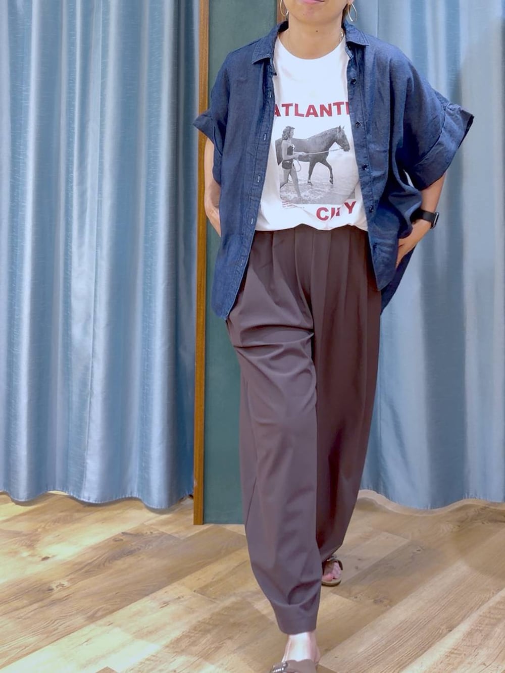 ホワイト系のTシャツ/カットソー、ブラウン系のその他パンツ、ブラウン系のサンダルを着用したレディースの夏コーディネートの8枚目の写真