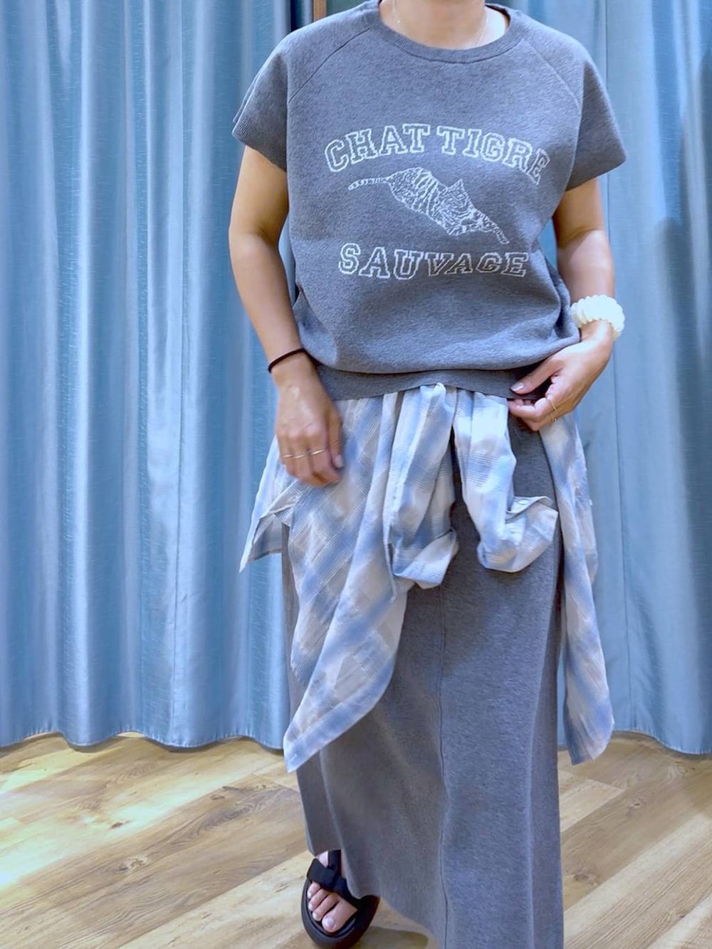 ブラック系のサンダル、ブルー系のシャツ/ブラウス、グレー系のニット/セーターを着用したレディースの夏コーディネートの9枚目の写真