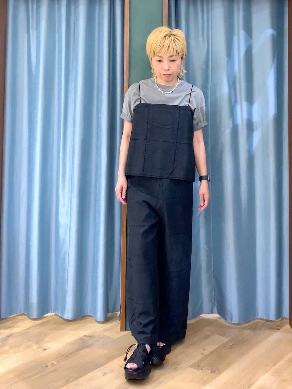 ブラック系のサンダル、ブラック系のつなぎ/オールインワン、グレー系のTシャツ/カットソーを着用したレディースの春コーディネートの2枚目の写真