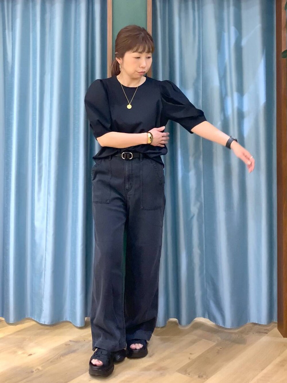 グレー系のデニムパンツ、ブラック系のシャツ/ブラウス、ブラック系のサンダルを着用したレディースの春コーディネートの5枚目の写真