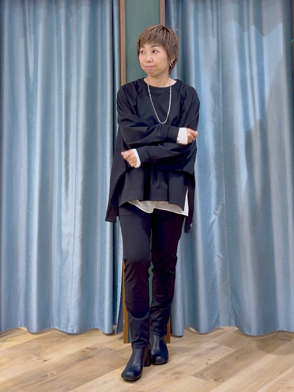 ブラック系のその他パンツ、ブラック系のブーツ、ホワイト系のTシャツ/カットソーを着用したレディースの秋コーディネートの5枚目の写真