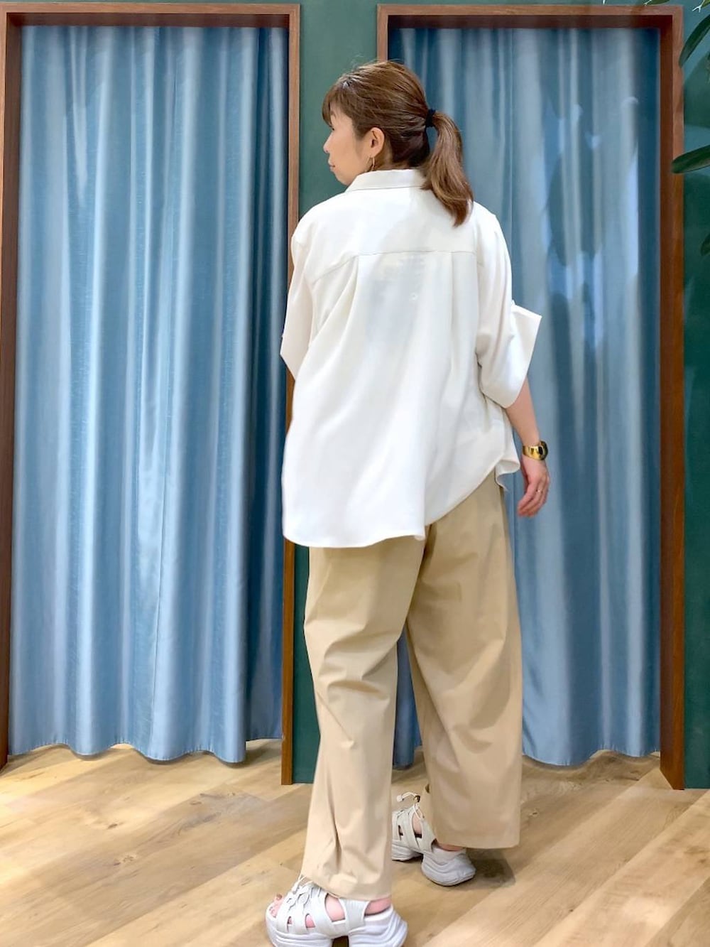 ホワイト系のシャツ/ブラウス、ベージュ系のその他パンツ、ホワイト系のTシャツ/カットソーを着用したレディースの春コーディネートの4枚目の写真
