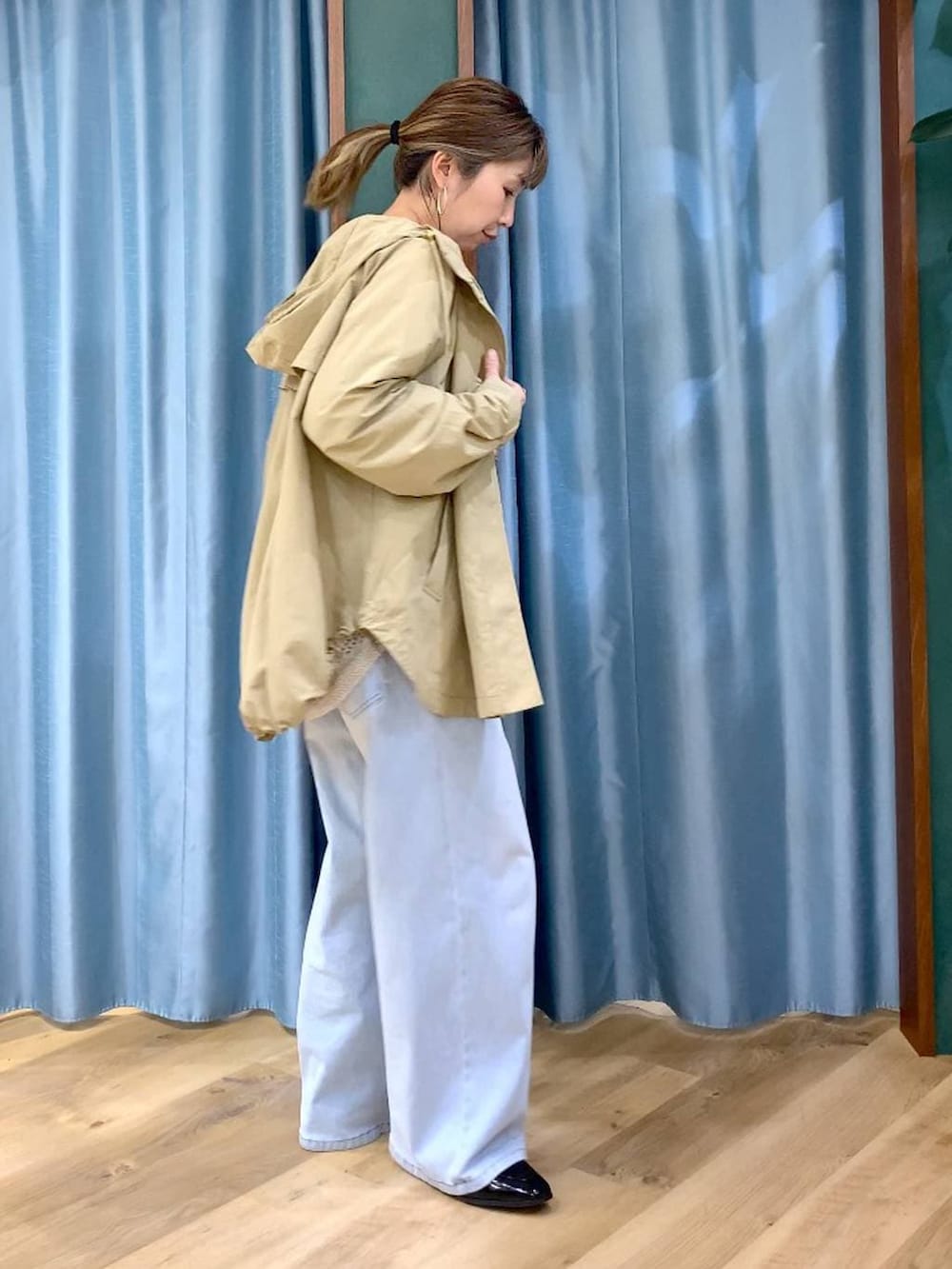 ベージュ系のニット/セーター、ブルー系のデニムパンツ、ブラック系のローファーを着用したレディースの春コーディネートの3枚目の写真