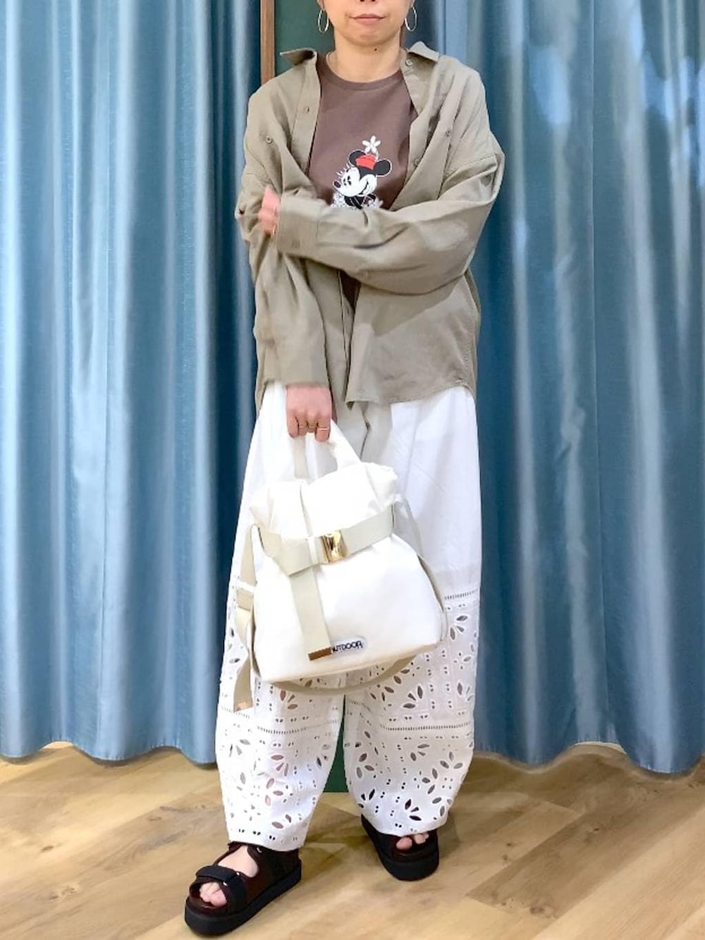 グリーン系のシャツ/ブラウス、ベージュ系のTシャツ/カットソー、ホワイト系のその他パンツを着用したレディースの春コーディネートの6枚目の写真