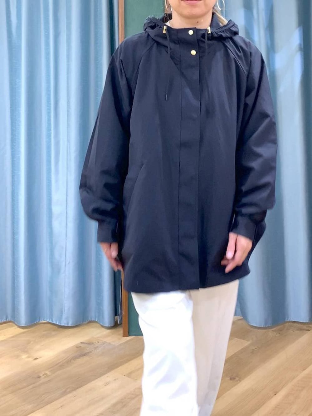 ホワイト系のスラックス、ベージュ系のTシャツ/カットソー、ブラック系のローファーを着用したレディースの春コーディネートの10枚目の写真