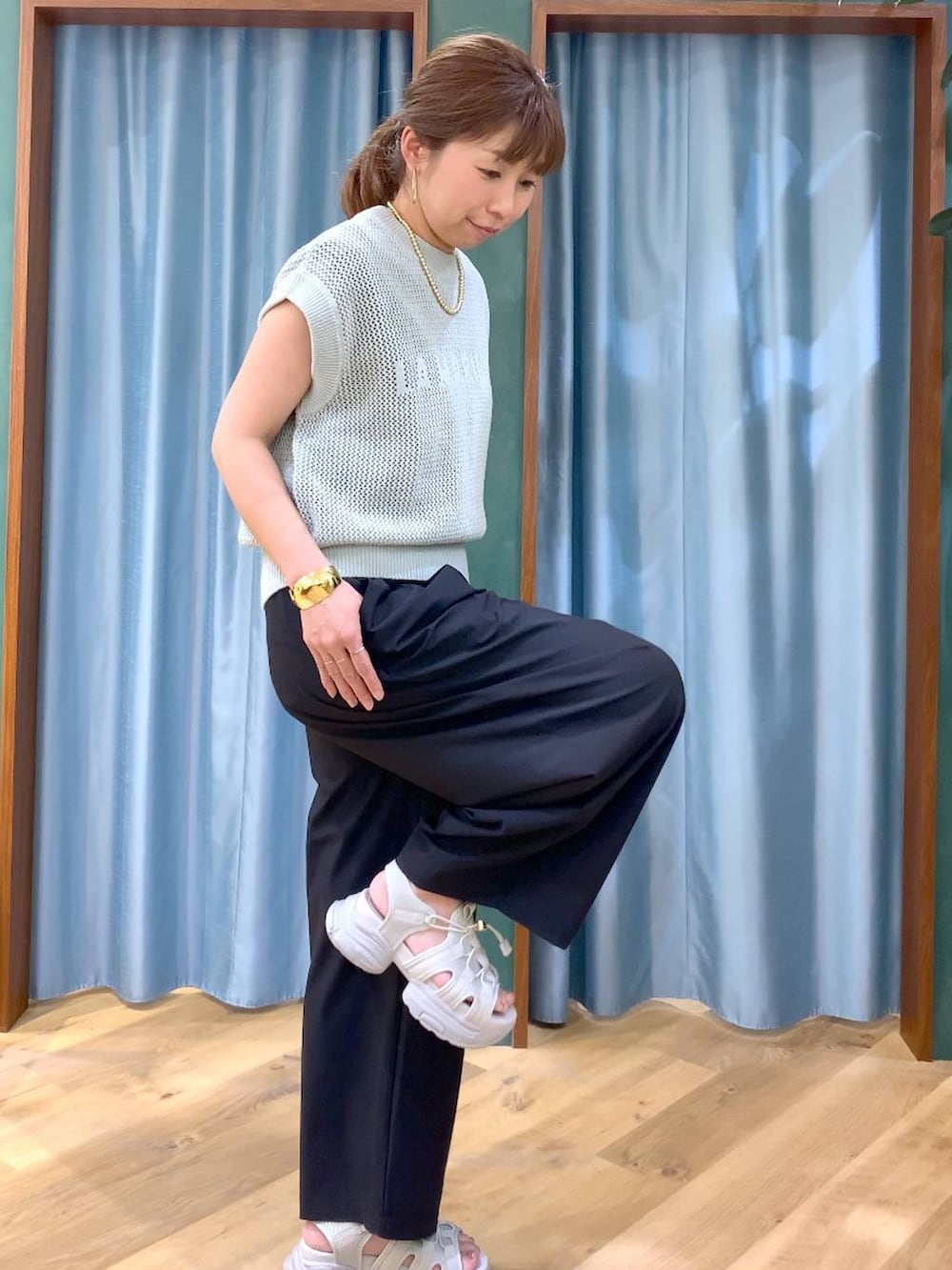 ブラック系のTシャツ/カットソー、グリーン系のニット/セーター、ブラック系のその他パンツを着用したレディースの春コーディネートの3枚目の写真