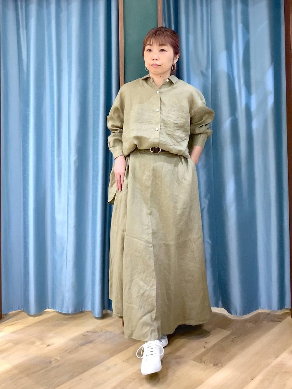 ベージュ系のシャツ/ブラウス、ブラウン系のスニーカー、ベージュ系のスカートを着用したレディースの春コーディネートの4枚目の写真