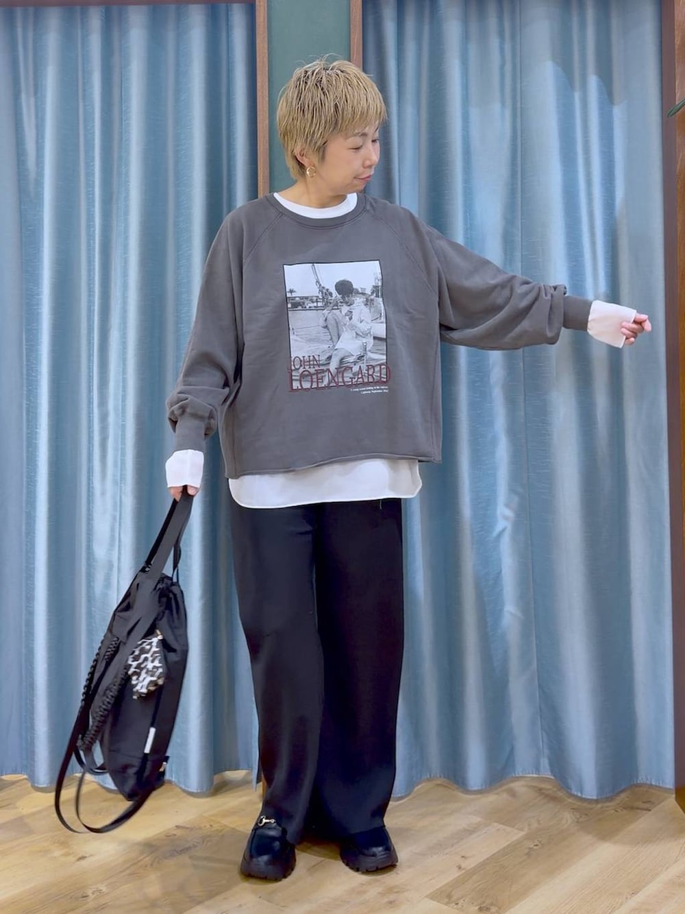 グレー系のスウェット、ブラック系のスニーカー、ホワイト系のTシャツ/カットソーを着用したレディースの秋コーディネートの3枚目の写真