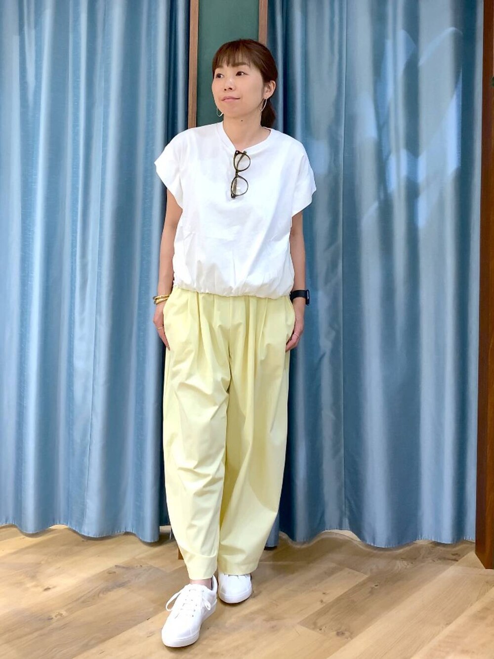 ホワイト系のTシャツ/カットソー、イエロー系のその他パンツ、ホワイト系のスニーカーを着用したレディースの春コーディネートの3枚目の写真