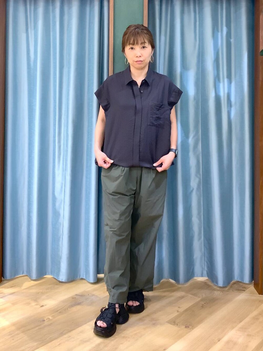 グリーン系のその他パンツ、ブラック系のトートバッグ、グレー系のシャツ/ブラウスを着用したレディースの春コーディネートの7枚目の写真