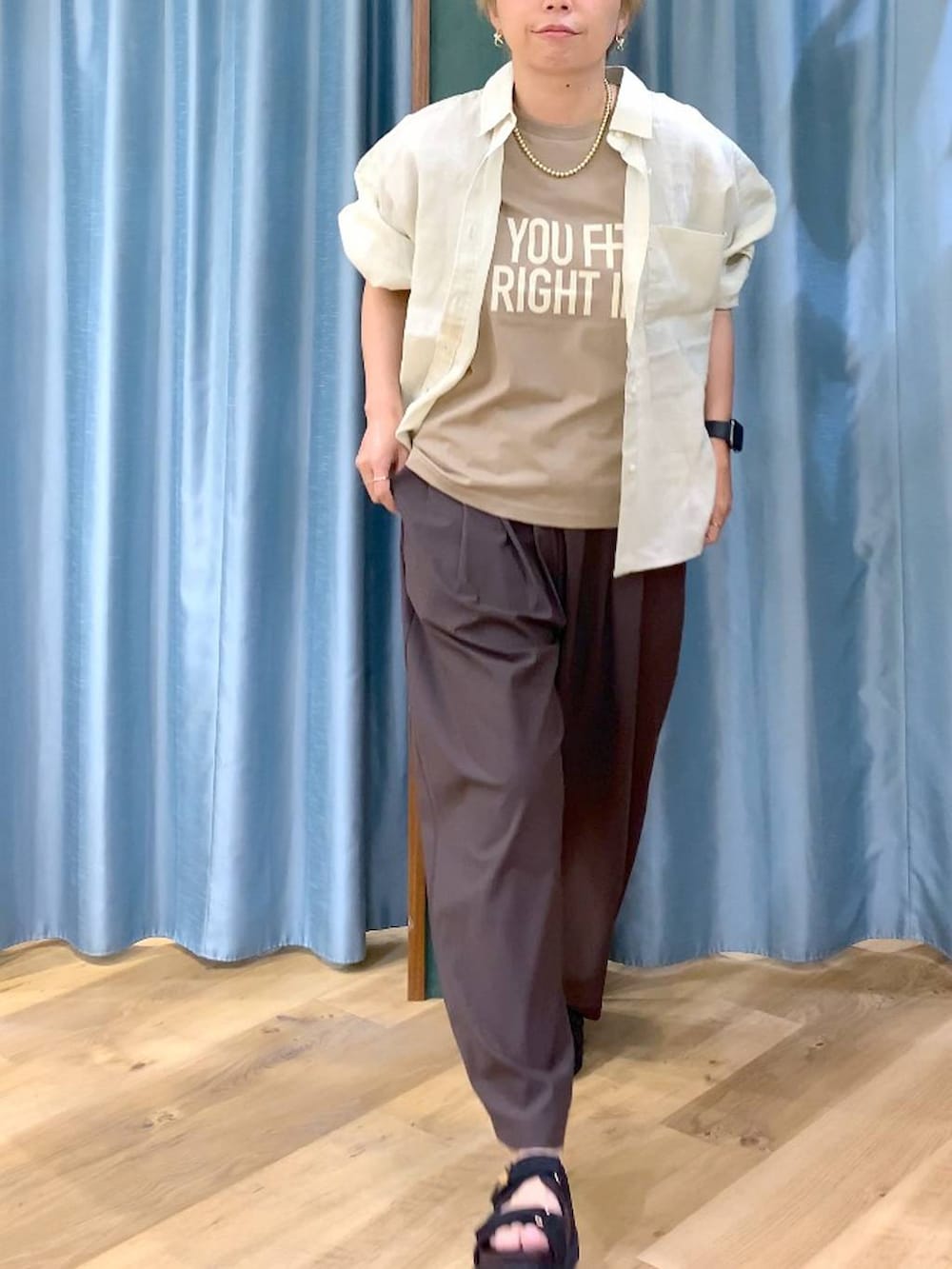 ブラウン系のその他パンツ、ベージュ系のシャツ/ブラウス、ベージュ系のTシャツ/カットソーを着用したレディースの夏コーディネートの7枚目の写真