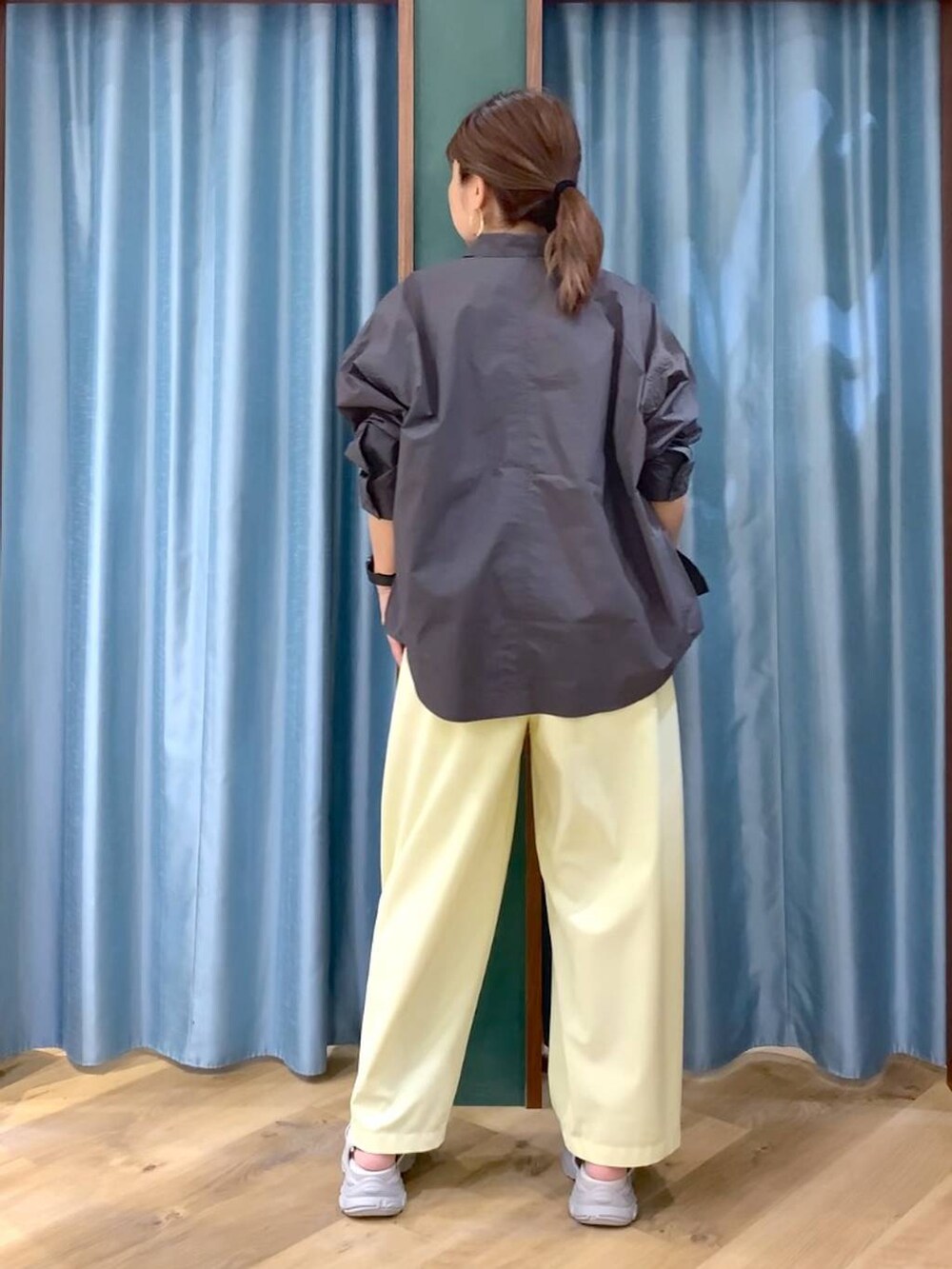 グレー系のシャツ/ブラウス、ホワイト系のTシャツ/カットソー、グレー系のサンダルを着用したレディースの春コーディネートの6枚目の写真