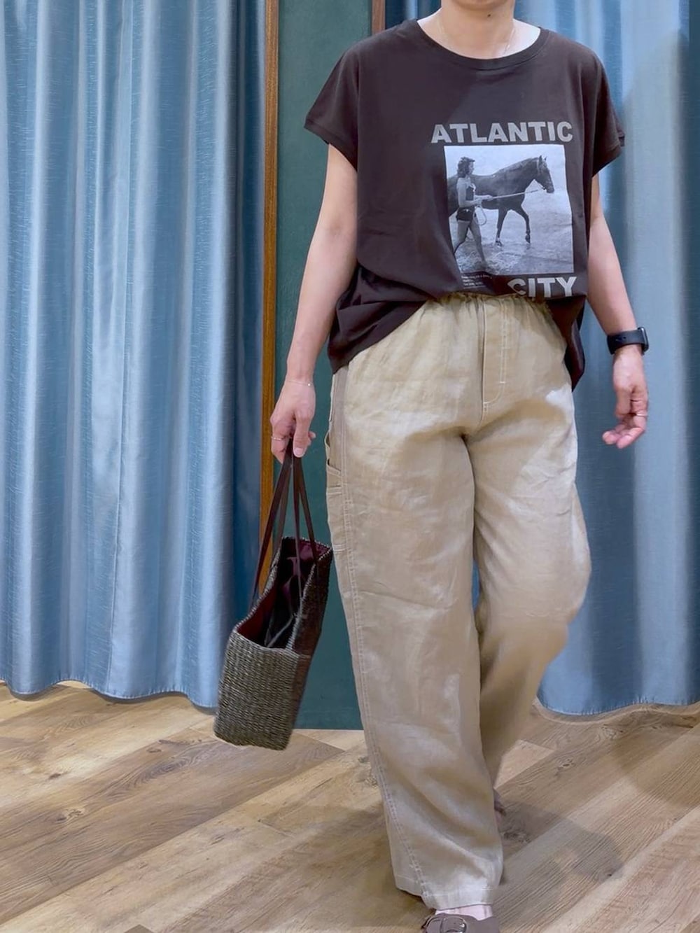 ブラウン系のTシャツ/カットソー、ベージュ系のその他パンツ、ブラウン系のサンダルを着用したレディースの夏コーディネートの8枚目の写真