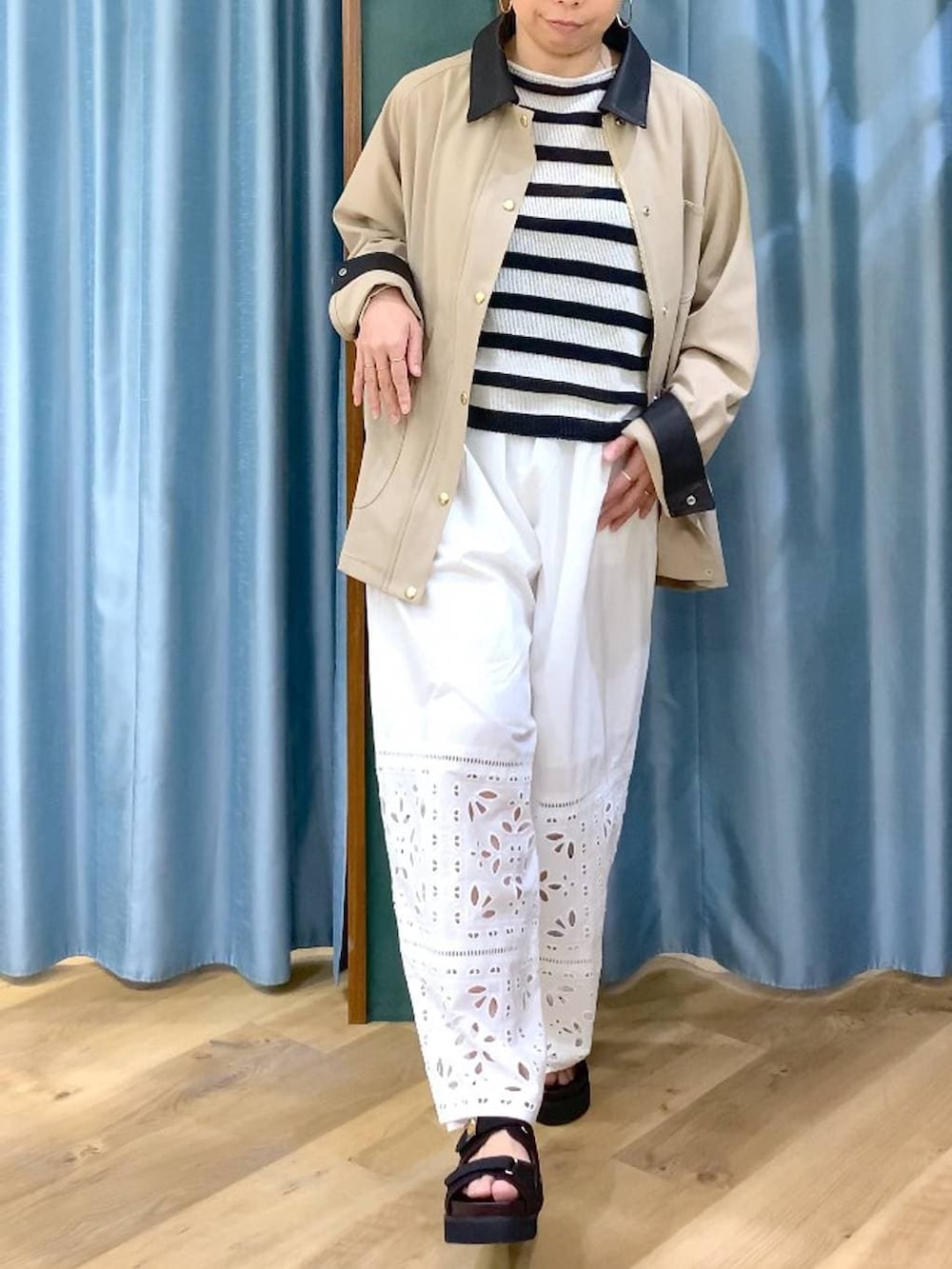 ベージュ系のカバーオール、ベージュ系のニット/セーター、ホワイト系のその他パンツを着用したレディースの春コーディネートの6枚目の写真