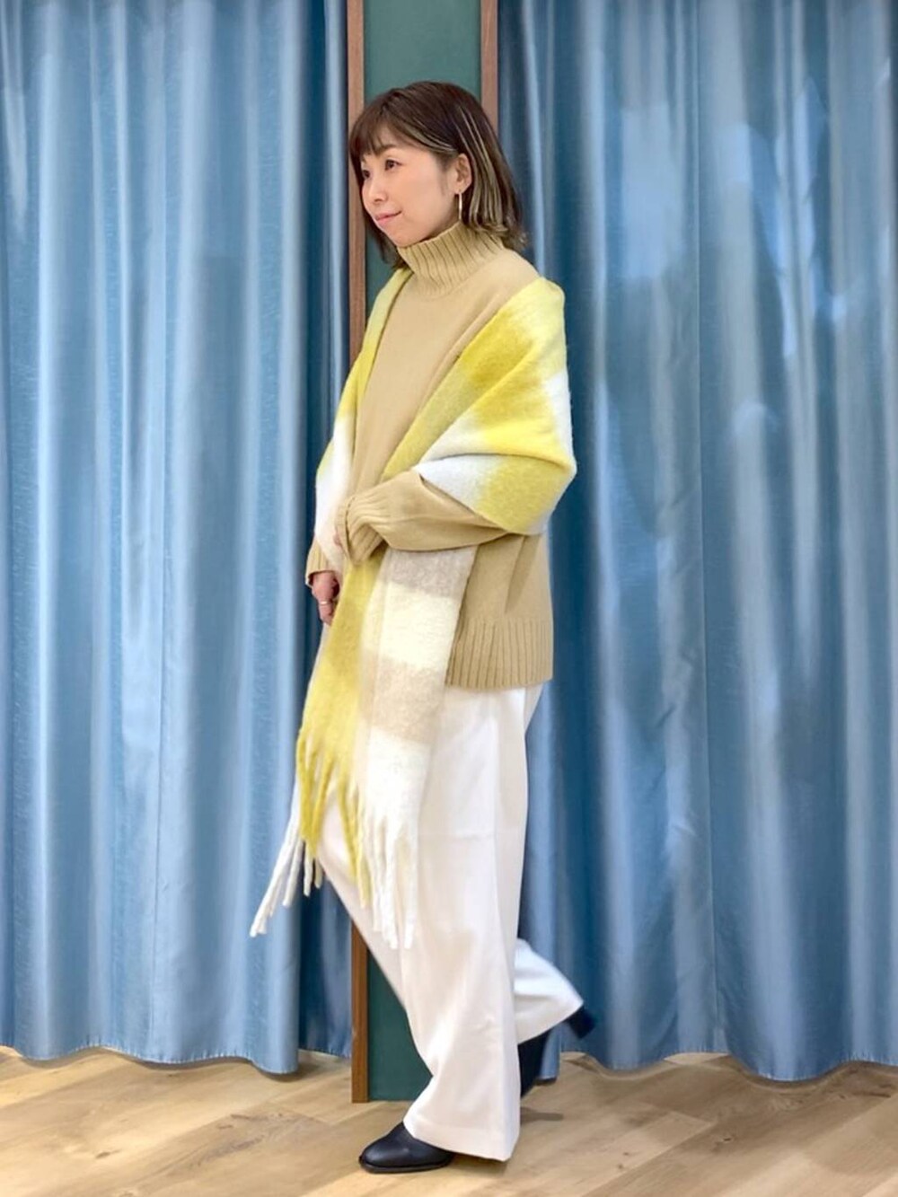 ベージュ系のニット/セーター、ブラック系のブーツ、ホワイト系のその他パンツを着用したレディースの秋コーディネートの2枚目の写真