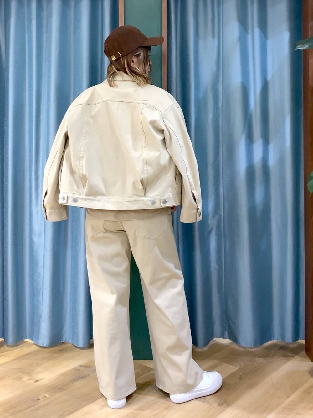 ホワイト系のニット/セーター、ベージュ系のデニムパンツ、ベージュ系のデニムジャケットを着用したレディースの冬コーディネートの4枚目の写真