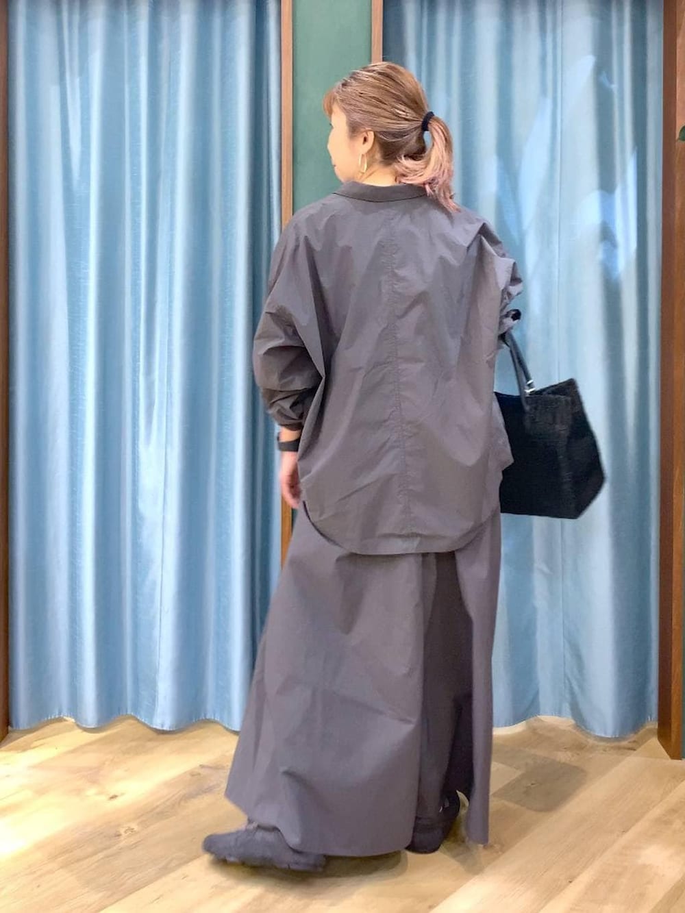 グレー系のシャツ/ブラウス、ホワイト系のTシャツ/カットソー、グレー系のスニーカーを着用したレディースの春コーディネートの6枚目の写真